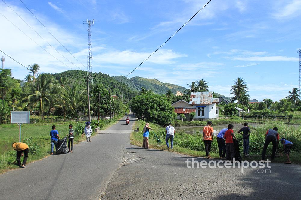 Kegiatan gotong royong yang tiap-tiap Minggu rutin dilakukan 